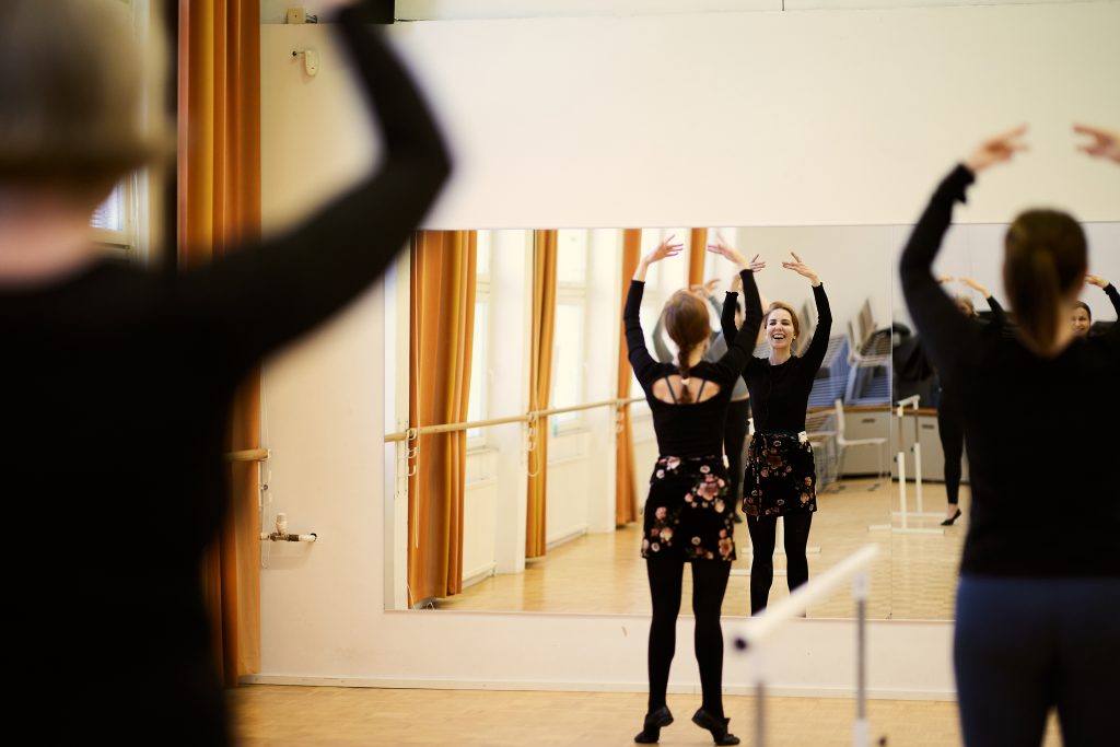 ohjaaja ja oppilaita aikuisbalettitunnilla