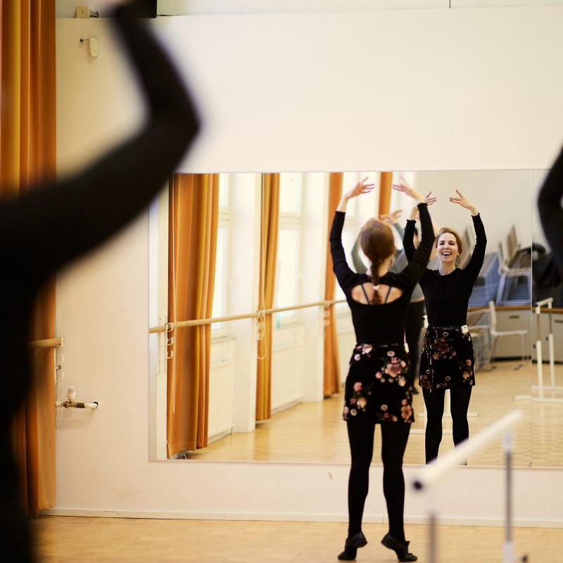 ohjaaja ja oppilaita aikuisbalettitunnilla