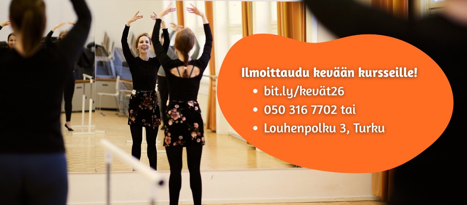 ohjaaja ja oppilaita aikuisbalettitunnilla