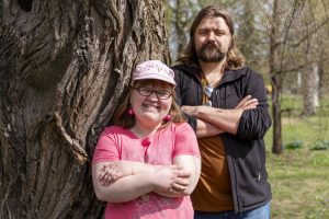 Kaksi ihmistä puun edessä