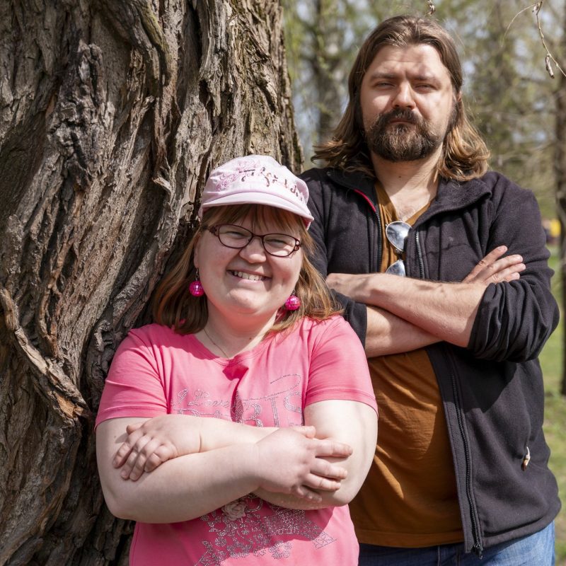 Kaksi ihmistä puun edessä