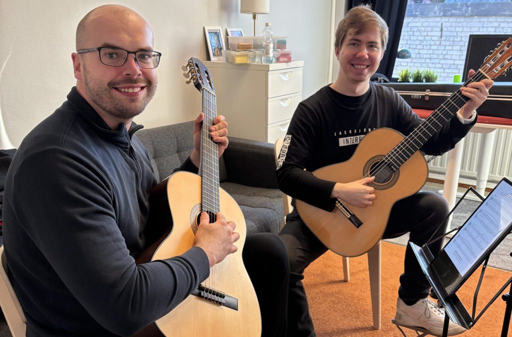 oppilas ja opettaja soittavat kitaraa