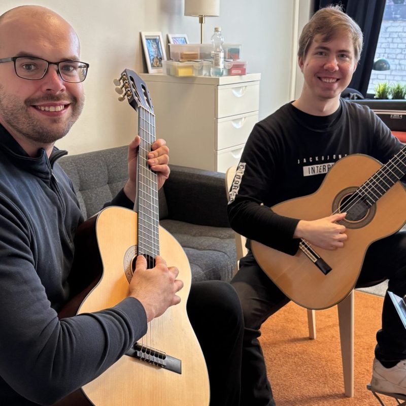 oppilas ja opettaja soittavat kitaraa