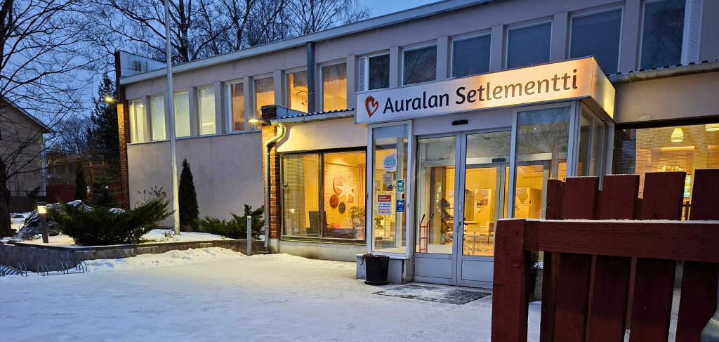 Talvinen ulkokuva Auralan pääovesta