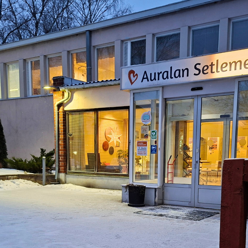 Talvinen ulkokuva Auralan pääovesta