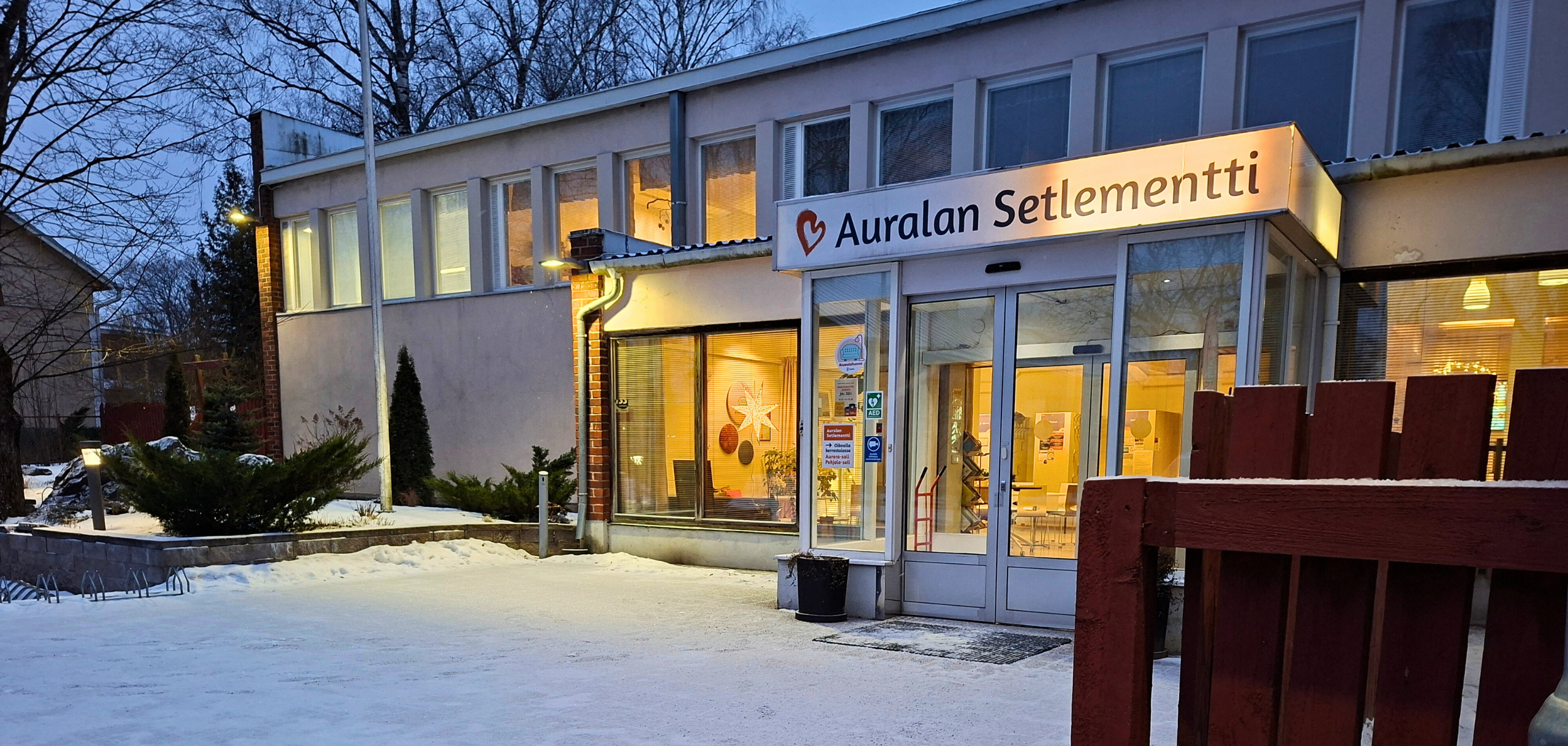 Talvinen ulkokuva Auralan pääovesta