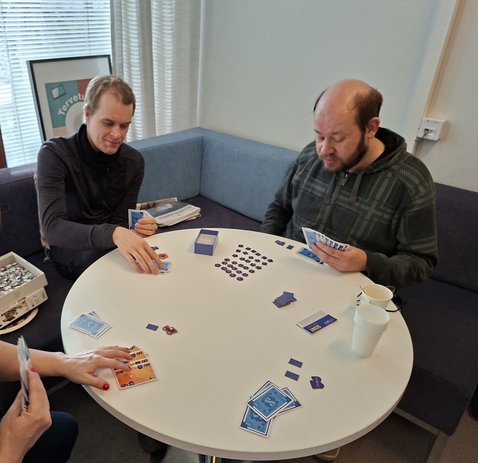 ihmisiä pelaamassa ja juttelemassa Auralan olohuoneessa